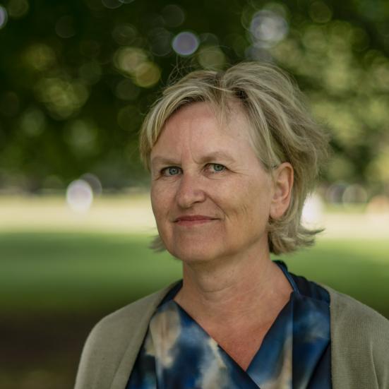 Ida Jessen med baggrund af en grøn park