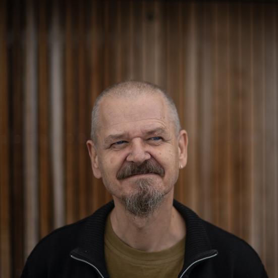 Kim Leine der ser mod højre hjørne og smiler