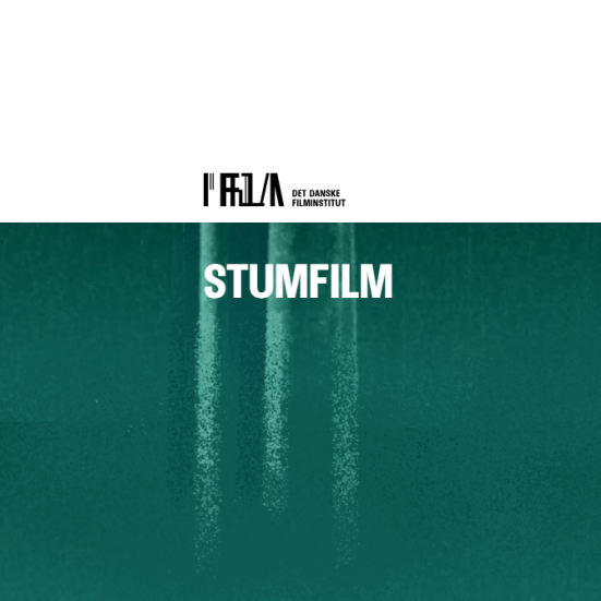 Logo for Dansk filminstitut på hvis baggrund og ordet 'Stumfilm' på grøn baggrund der ligner et scenetæppe