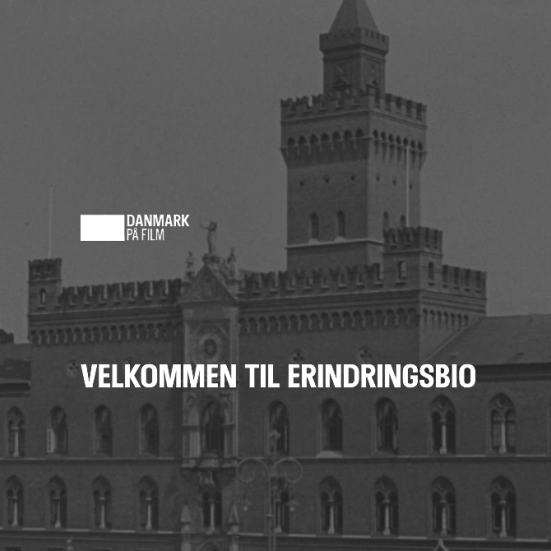 Skriften Velkommen til Erindringsbio i hvid på baggrund af et billede af Odense Rådhus