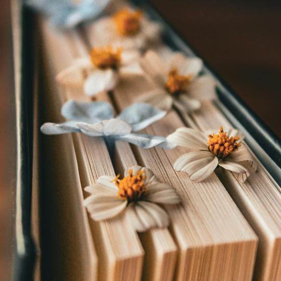 Bogblok med blomster på