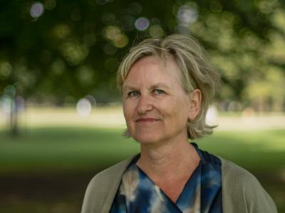 Ida Jessen med baggrund af en grøn park