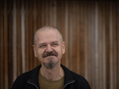 Kim Leine der ser mod højre hjørne og smiler