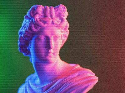Klassisk marmorbuste oplyst i blå og pink neonfarver med scanline-effekt.
