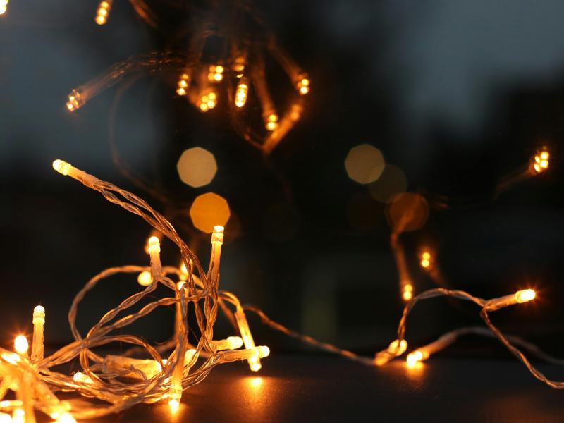 Små tændte felys på en mørk baggrund