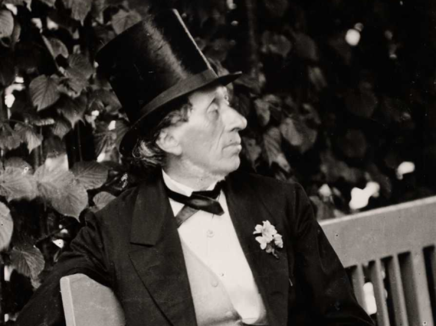 Et sort/hvid billede af H. C. Andersen, siddende på en bænk